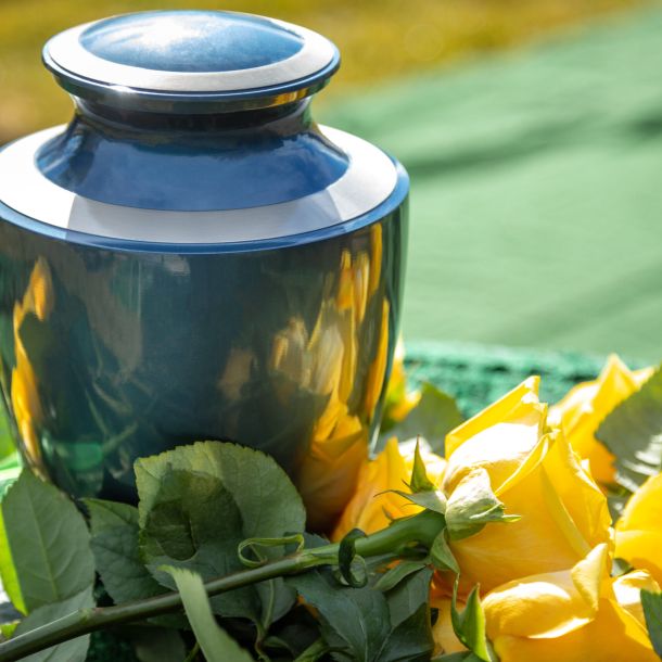 Urna con rose gialle, in un funerale all'aperto