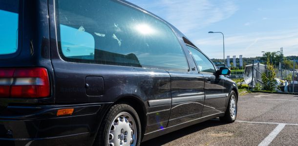 Auto funebre Volvo nera in un parcheggio.