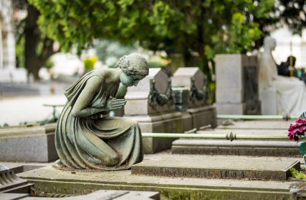 Impressionanti sculture sulle tombe e sui monumenti del Cimitero Monumentale di Milano, luogo di sepoltura dei più importanti italiani. Milano, Italia.